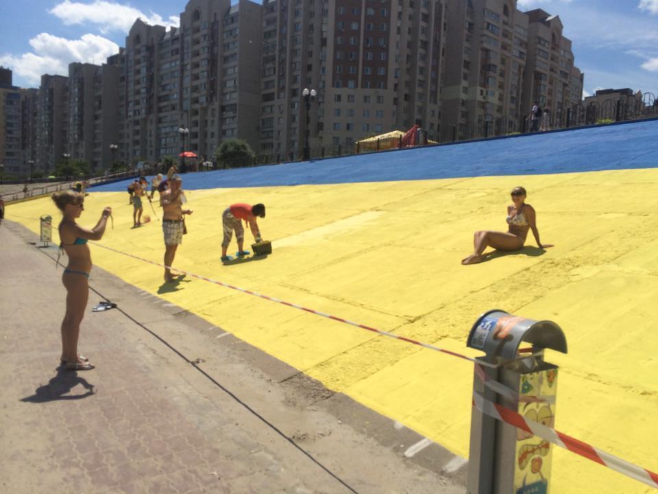 На киевской набережной появился огромный флаг Украины