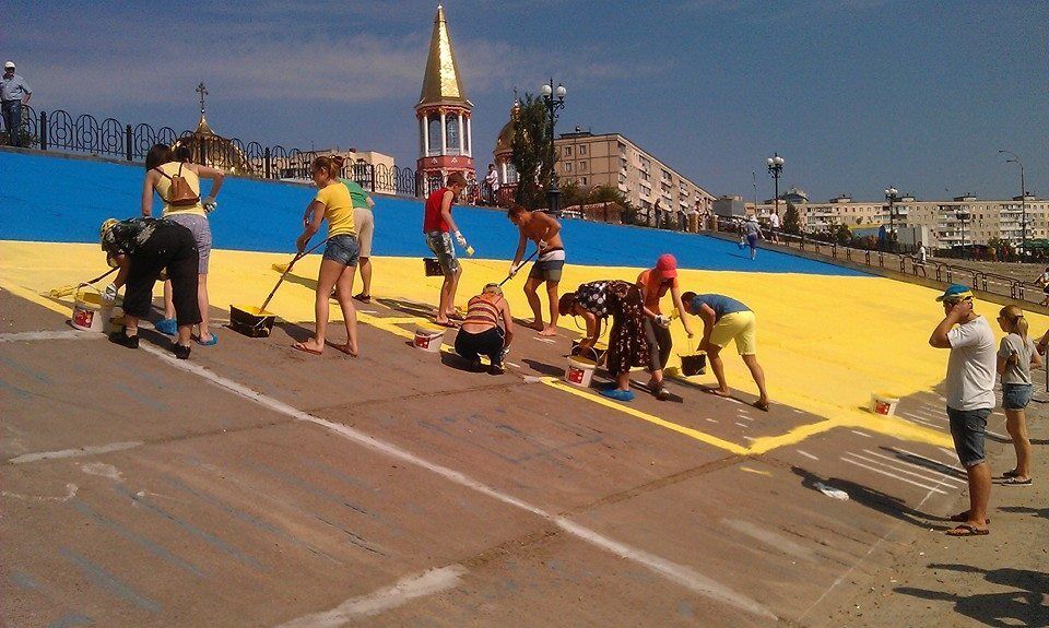 На киевской набережной появился огромный флаг Украины