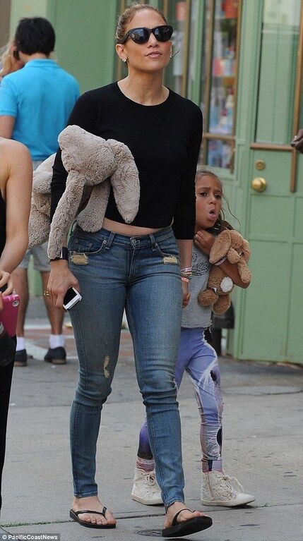 Звёздные близнецы: Дженнифер Лопес вывела детей на прогулку