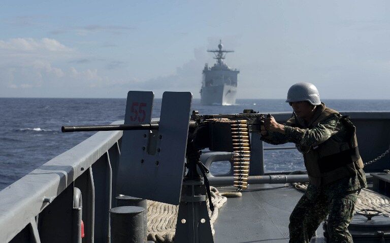 США и Филиппины провели совместные военно-морские маневры