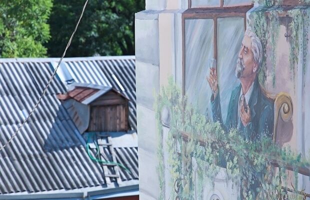 Найбільшу фреску в Україні відкрили в одеському дворику 