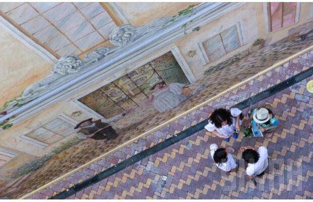 Самую большую фреску в Украине открыли в одесском дворике 