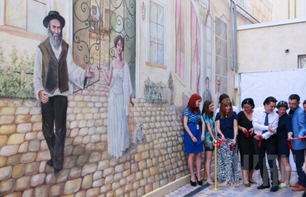 Самую большую фреску в Украине открыли в одесском дворике 
