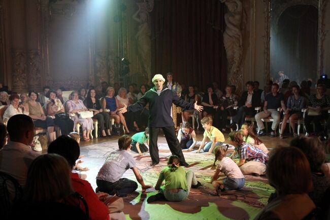 В петербургском театре показали спектакль "Крым" со спасителем "Путиным"