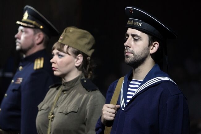 У петербурзькому театрі показали виставу "Крим" з рятівником "Путіним"