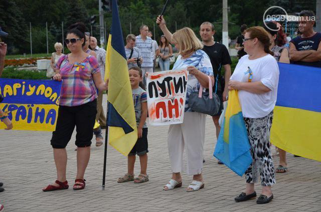 В Мариуполе развернули самый большой флаг Украины 