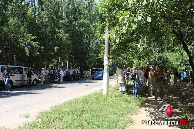 У Миколаєві люди змусили жителя зняти з вікна прапор Росії