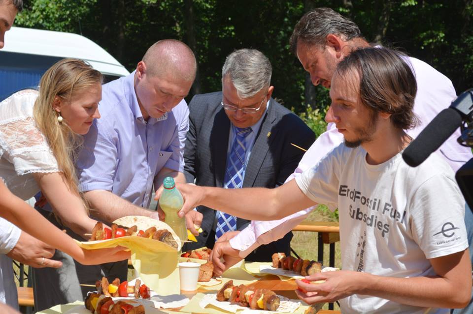 Активісти нагодували міністра екології вегетаріанським шашликом