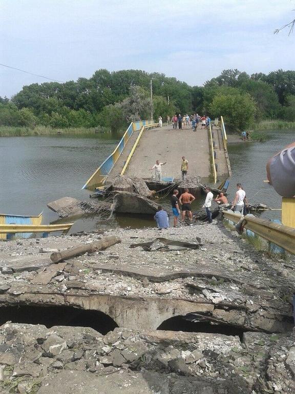 Террористы подорвали мост в Зугрэсе