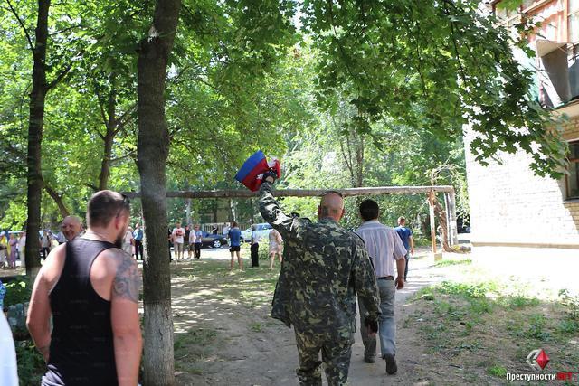 В Николаеве люди заставили жителя снять с окна флаг России