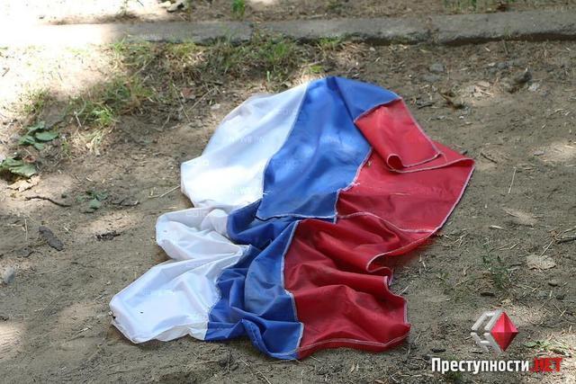 В Николаеве люди заставили жителя снять с окна флаг России