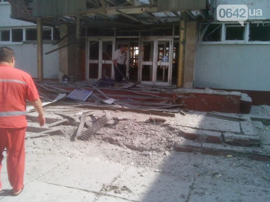 Луганчанин выложил фотографии с последствиями обстрела жилого квартала