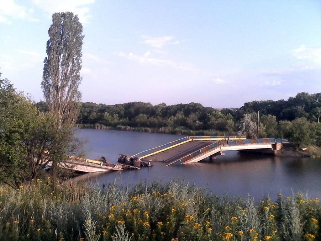 Терористи підірвали міст у Зугресі