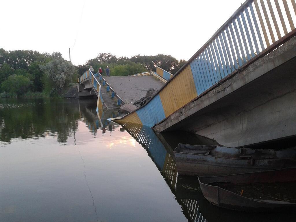 Террористы подорвали мост в Зугрэсе