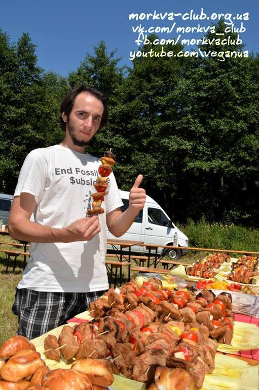 Активисты накормили министра экологии вегетарианским шашлыком