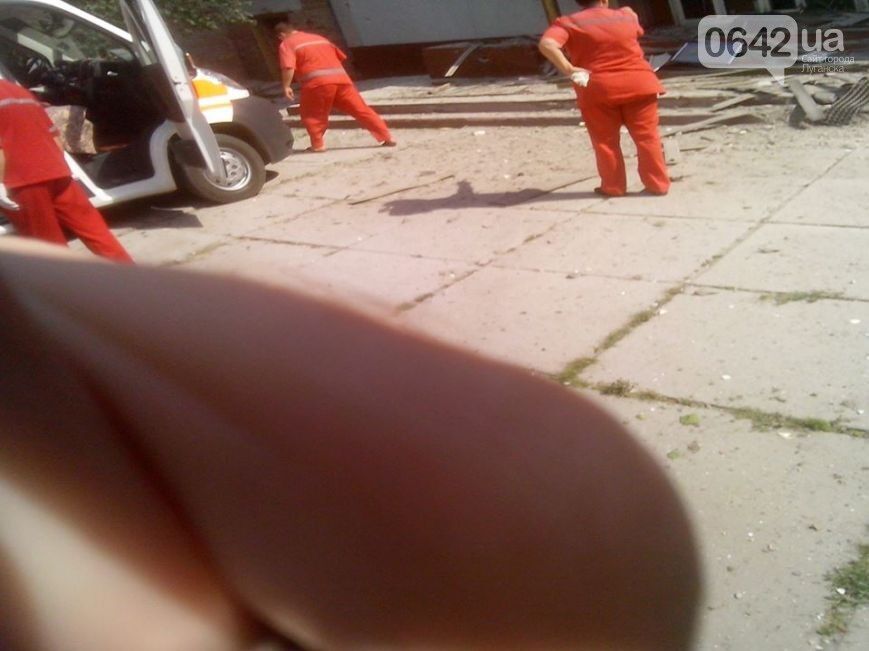Луганчанин виклав фотографії з наслідками обстрілу житлового кварталу