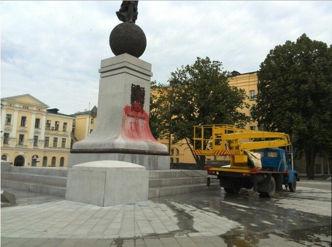 У Харкові вандали облили фарбою пам'ятник Незалежності України
