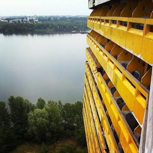 В Днепропетровске на гостинице нарисовали гигантский флаг Украины