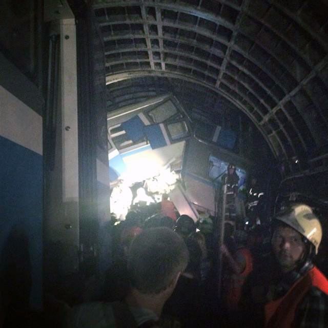 У мережі з'явилися фото і відео катастрофи поїзда в московському метро