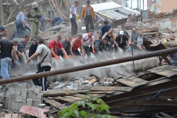 В Снежном в результате обрушения жилого дома погибли 11 человек