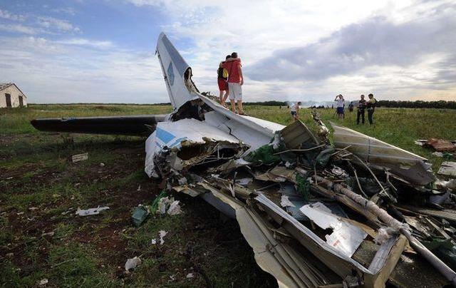 Сбитый самолет Ан-26 жители Луганской области разобрали на металлолом