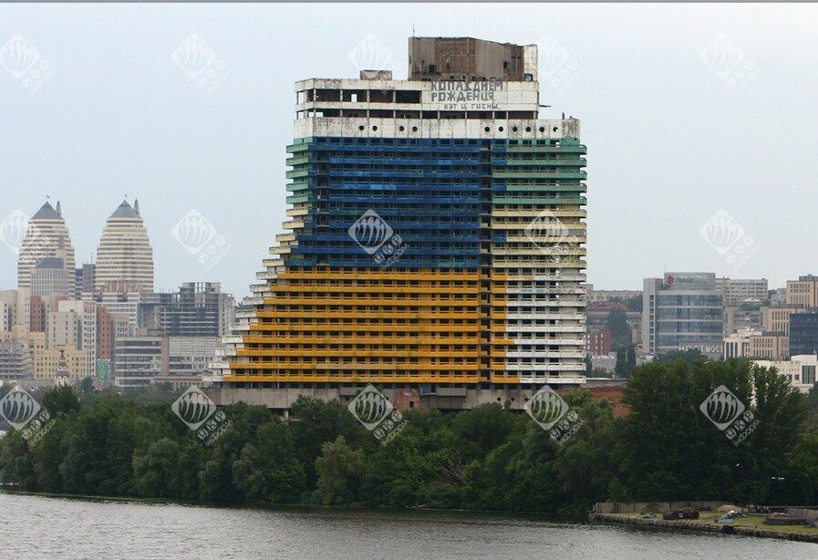 В Днепропетровске отель превратился в 20-этажный флаг Украины