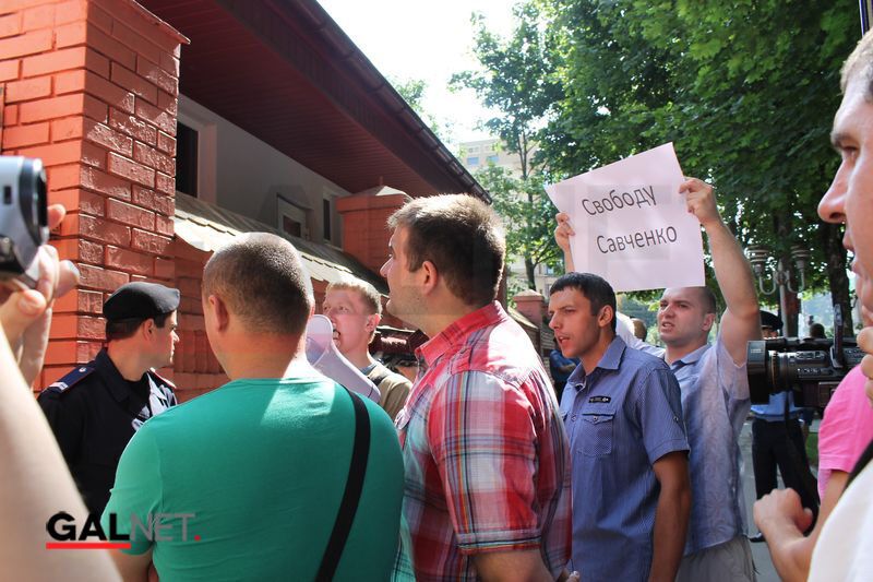 Львовские активисты под консульством РФ потребовали вернуть Савченко в Украину