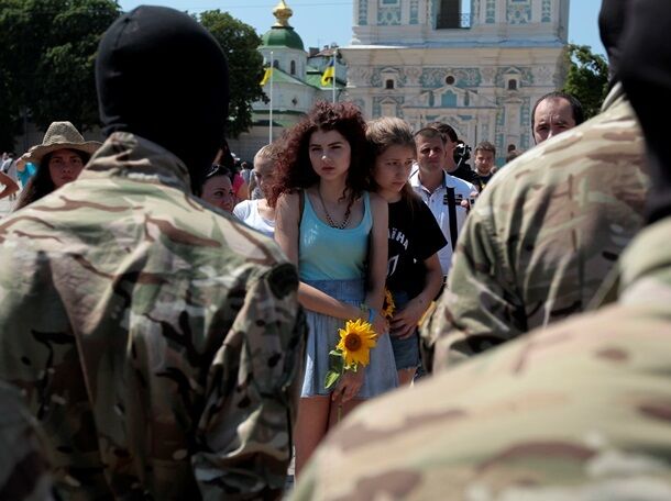 Батальон Азов в Киеве провели на Донбасс