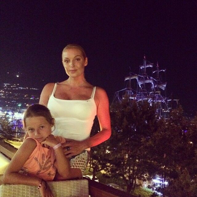 Анастасия Волочкова прикупила дочери старушечий наряд