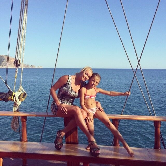 Анастасия Волочкова прикупила дочери старушечий наряд