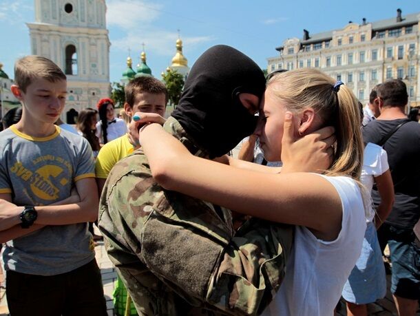 Батальон Азов в Киеве провели на Донбасс