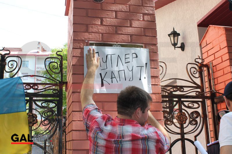 Львовские активисты под консульством РФ потребовали вернуть Савченко в Украину