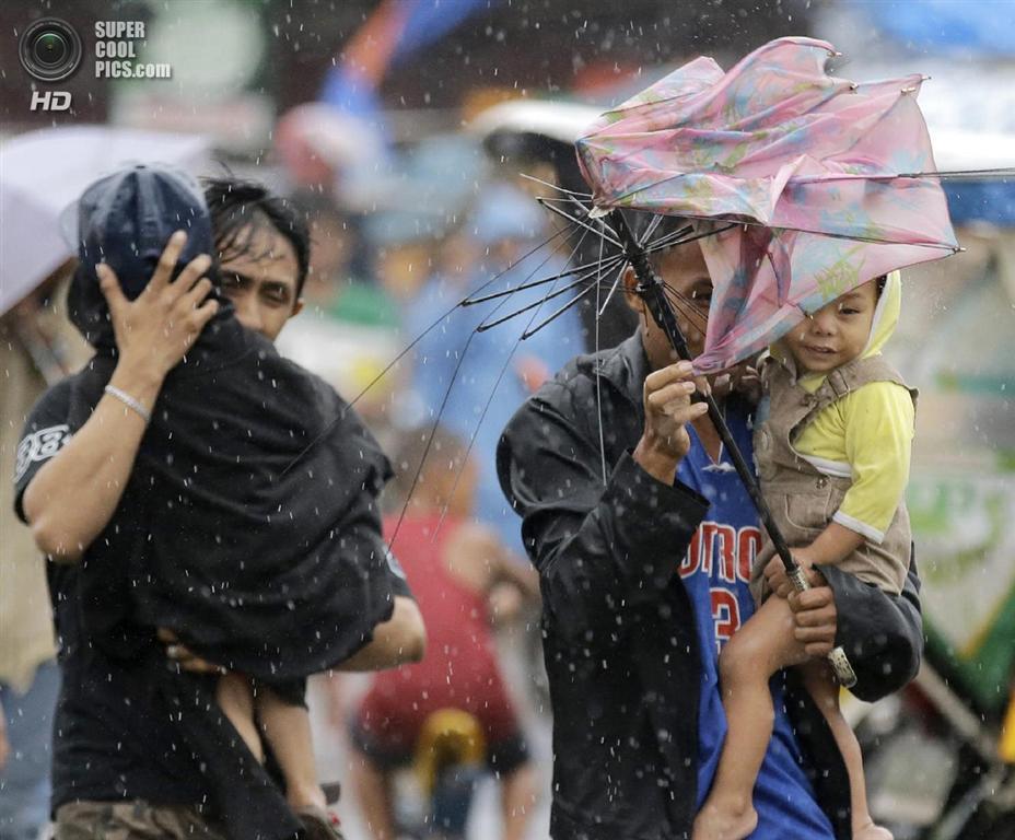 Тайфун "Раммасун" наводить "порядок" на Філіппінах