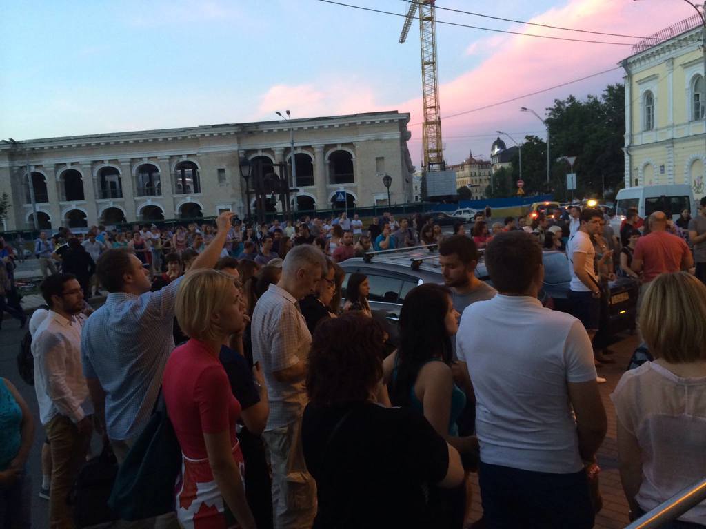 Украинцы собрались у посольства Нидерландов в Киеве