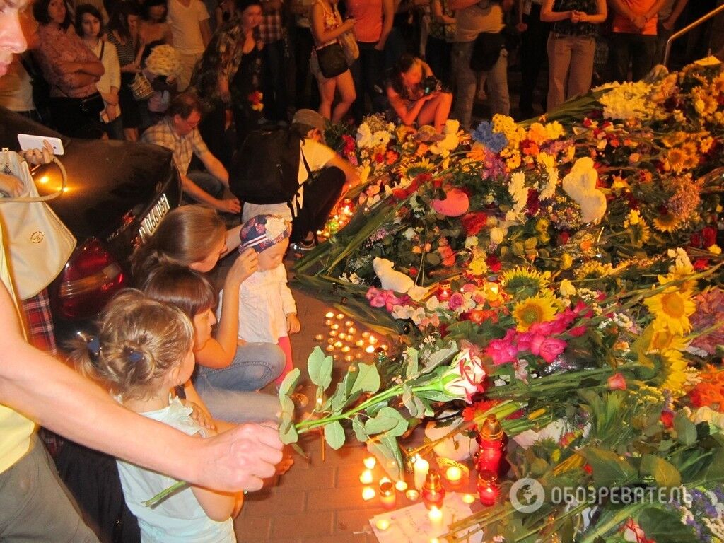 Украинцы несут к посольству Нидерландов цветы и детские игрушки