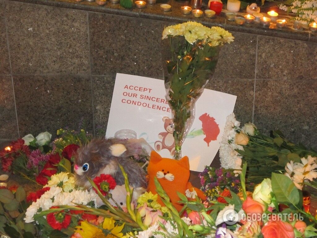 Українці несуть до посольства Нідерландів квіти та дитячі іграшки
