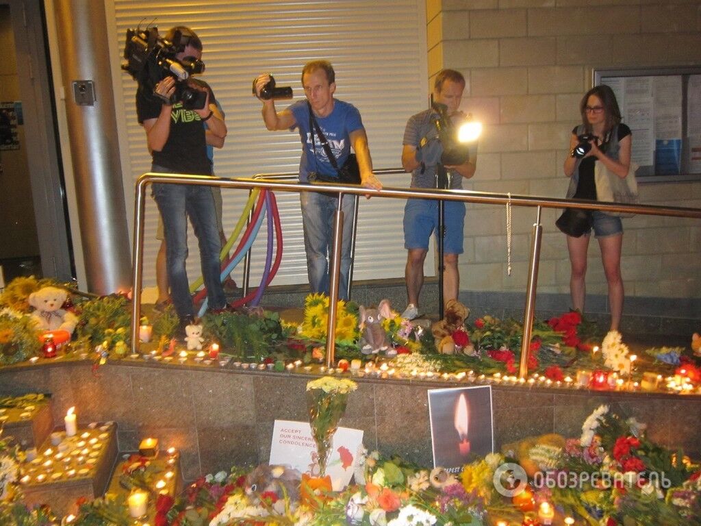 Українці несуть до посольства Нідерландів квіти та дитячі іграшки