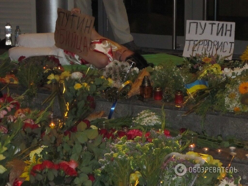 Украинцы несут к посольству Нидерландов цветы и детские игрушки