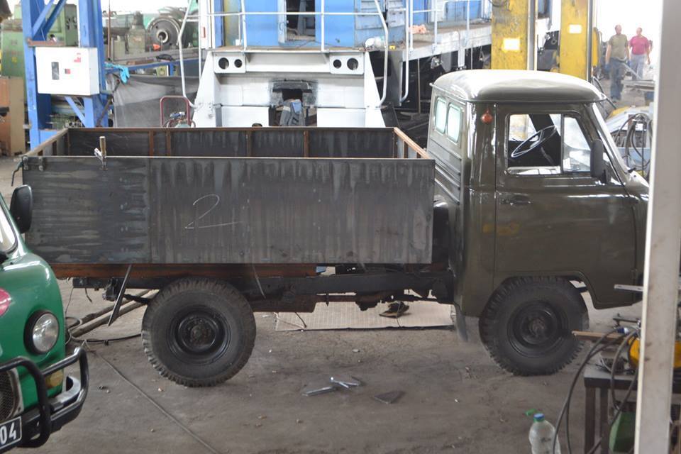 Для луганских пограничников обычные УАЗы превратили в бронированные