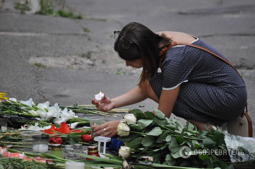 Посольства Нидерландов и Малайзии в Киеве усыпали цветами в память о пассажирах Boeing 777