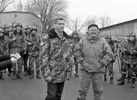 На похоронах Игоря Момота солдаты встали перед его вдовой на колени