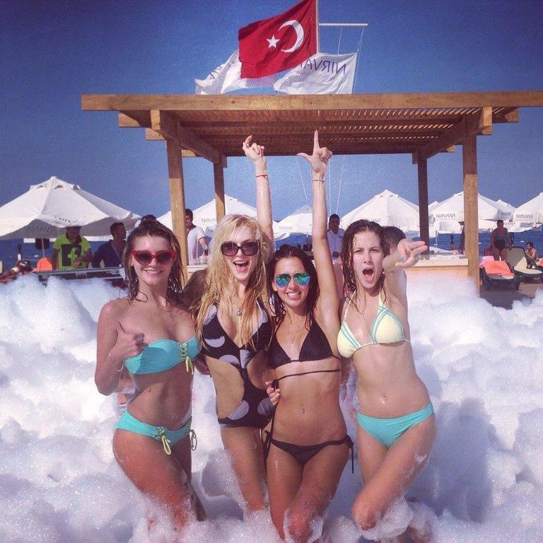 Девушки из "ВИА Гры" зажгли на пенной вечеринке в Турции