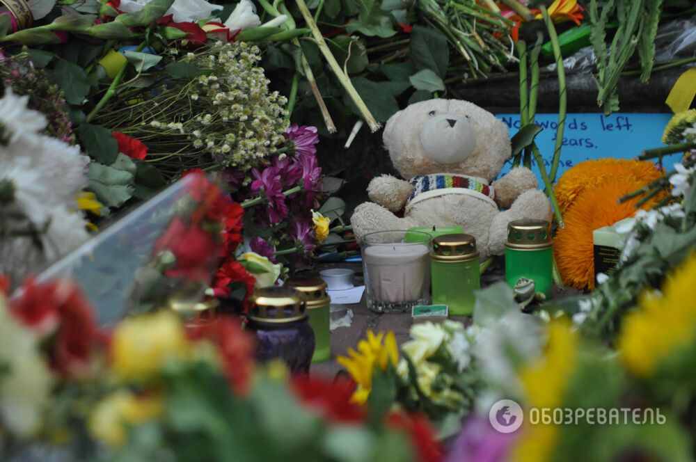 Посольства Нидерландов и Малайзии в Киеве усыпали цветами в память о пассажирах Boeing 777