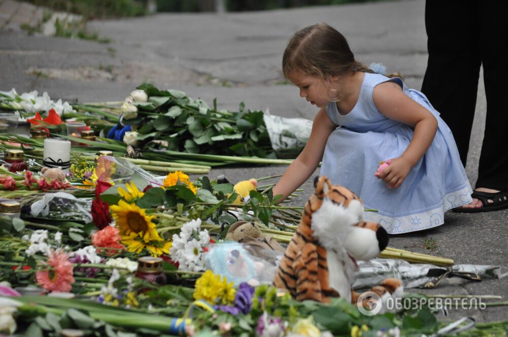 Посольства Нидерландов и Малайзии в Киеве усыпали цветами в память о пассажирах Boeing 777