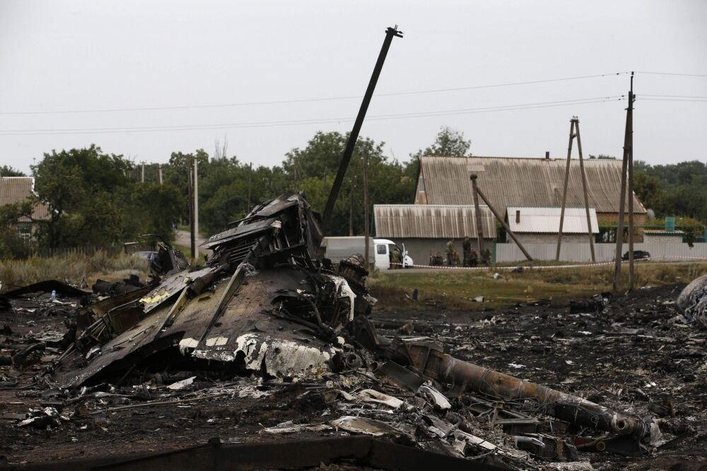 З'явилися нові фотографії з місця катастрофи авіалайнера на Донбасі (18 +)