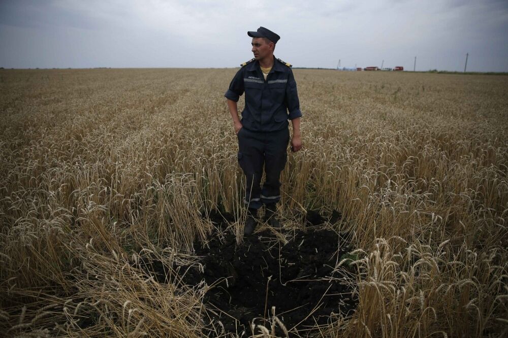 З'явилися нові фотографії з місця катастрофи авіалайнера на Донбасі (18 +)