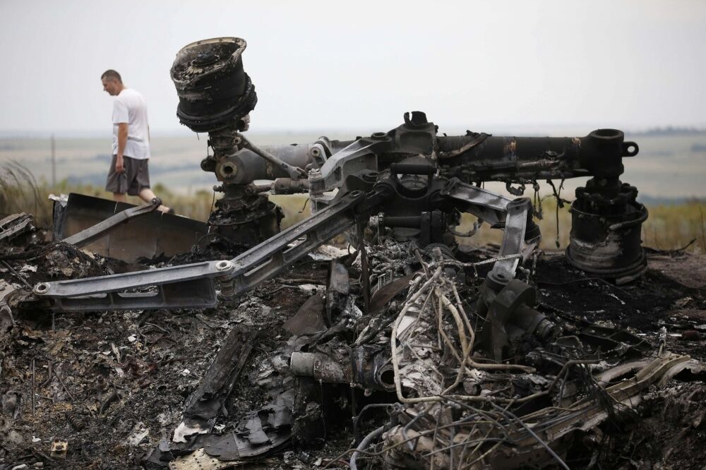 Появились новые фотографии с места крушения авиалайнера на Донбассе (18+)