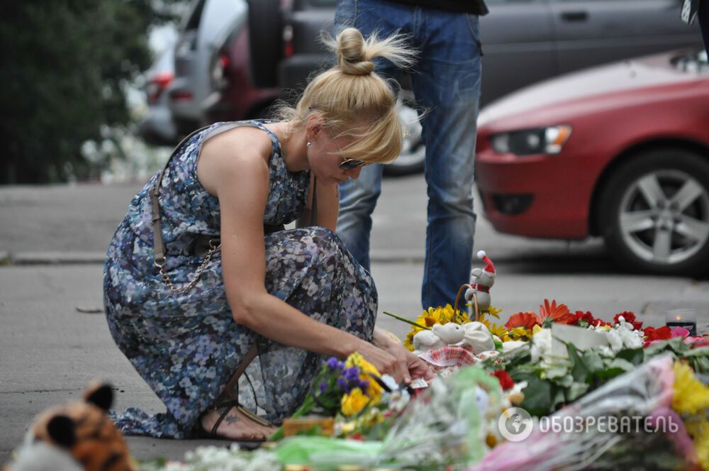 Посольства Нидерландов и Малайзии в Киеве усыпали цветами в память о пассажирах Boeing 777