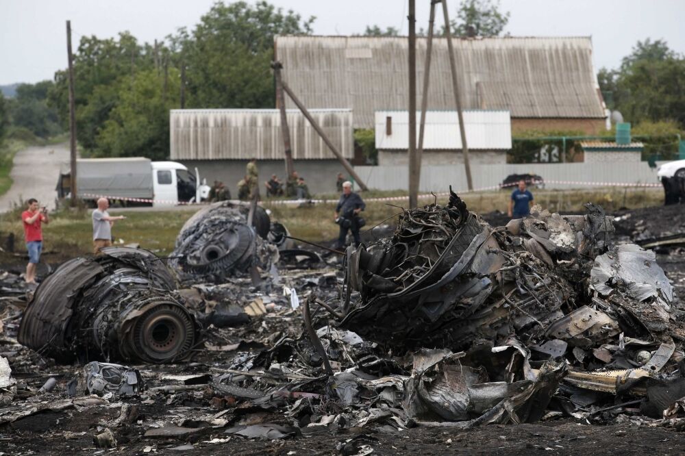 Появились новые фотографии с места крушения авиалайнера на Донбассе (18+)
