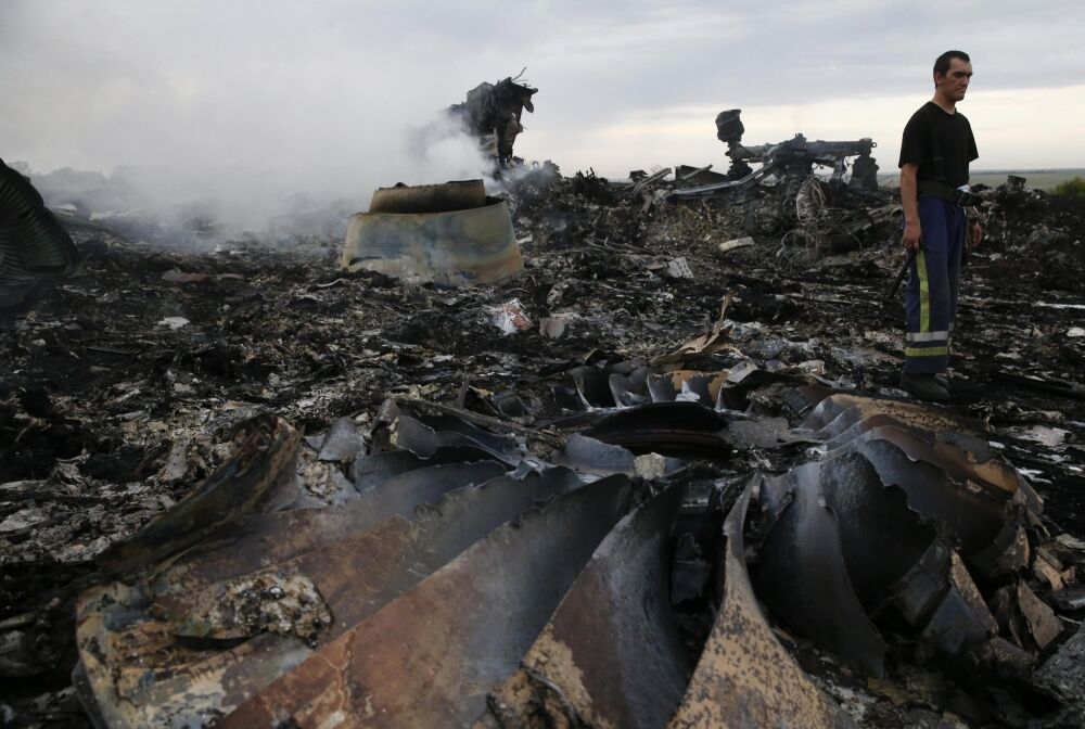 З'явилися нові фотографії з місця катастрофи авіалайнера на Донбасі (18 +)